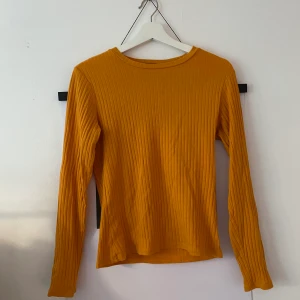Senapsgul ribbad tröja  - En älsklingströja som tyvärr inte kommer till användning längre. Köpt på bikbok för ett par år sen men i mycket fint skick. Mjuk, skön och stretchig!