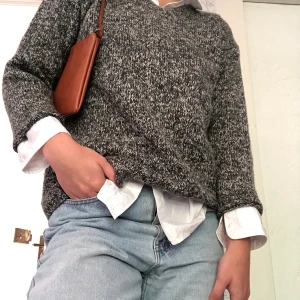 Stickad tröja Vero Moda - Stilren stickad tröja från Vero Moda som aldrig kommer till användning. Supersnyggt att ha en vit skjorta under som på bilderna! Frakt tillkommer🧡