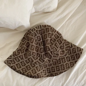 fendi hatt - säljer denna fendi hatten. vet ej om den är fake eller inte då jag köpte den second hand!💕 har aldrig använt den och den kommer ej till nytta hos mig därför säljer jag den!💕🌼