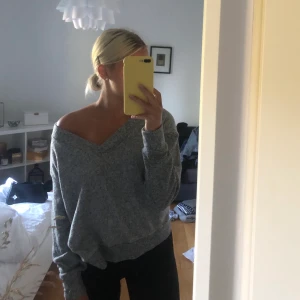 Grå tröja - En mysig grå tröja som är supersnygg att bara slänga på sig. Fin att ha offshoulder men jag brukar lägga den över ena axeln (som på bilden). Mycket sparsamt använd. Strlk Small men skulle säga att den passar även en medium. 40kr + frakt 💫