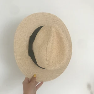 Hatt från Gina - Superfin stråhatt från Gina. Perfekt för stranden eller som accesoar :) frakt tillkommer