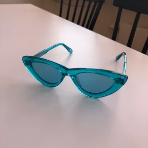 Solglasögon CHIMI Aqua #006 Clear - Oanvända solglasögon från CHIMI Eyewear. Modell - Aqua #006 clear. Mycket fint skick! Bågen och linsen är genomskinlig. Nypris är 999,00 kr men säljs för 500 kr, pris kan förhandlas vid snabb affär. Frakt ingår ej. Passar bra till sommaren!