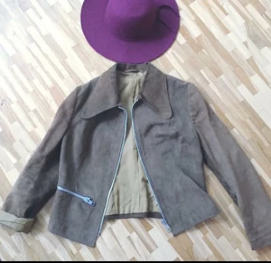  - Superfin 70-talsjacka i sammetsliknande skinn. 