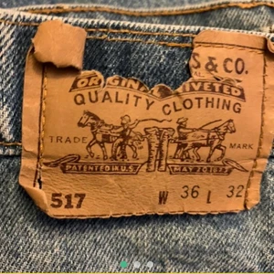 Vintage Levi’s - Vintage Levis i väldigt fint skick med lite egna slitningar längst ner på benet. Visas på en w32 och de är lite för små och är 179 så de är långa! Bara att skriva om du vill ha fler bilder eller mått