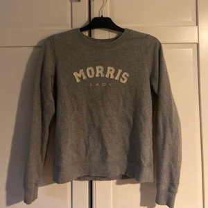 Morris tröja  - Ljusgrå tröja från Morris, nypris ca 1000kr! Storlek xs men skulle säga att den är mer som en S!                            Köparen står för frakten eller så möts vi i Göteborg/Kungsbacka! 