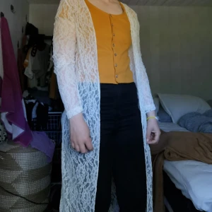 Vit lång spetskofta/ kaftan?  - Säljer en oanvänd lång spetskofta. Köpt för flera år sedan men har bara hängt i garderoben. Står att det är strl 40,men passar mig bra som brukar ha 36. 100kr inkl frakt! Samfraktar givetvis, så kolla gärna in mina andra annonser! 