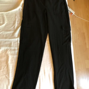 Cargobyxor storlek 38 - Från Nelly! Använda ett fåtal gånger men för stora för mig. Raka i benen så ingen brodd där nere vilket gör dom jätte stilrena! 
