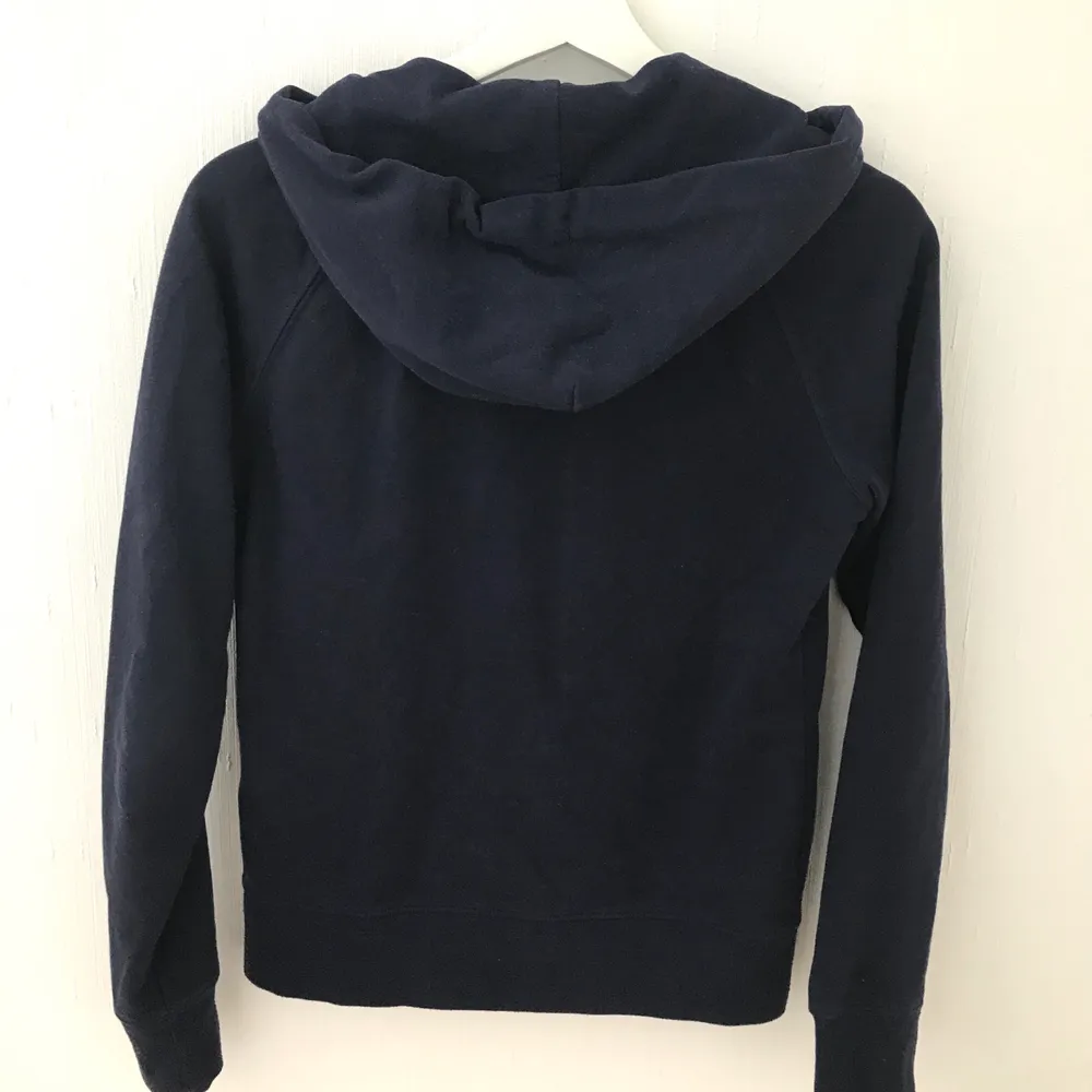 Mörkblå hoodie/luvtröja från Gap. Använd ett flertal gånger, men är i mycket gott skick. Säljer pga att den blivit för liten och inte längre används.    Storlek:  XS   Pris:  80kr + frakt. Hoodies.
