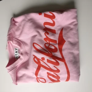 Oversized Sweatshirt  - Sjukt mysig och stor Sweatshirt från Carlings. Den passar alla från S-L beroende på hur oversized man vill ha den. Den är stor i armarna o lite kortare framtill.🔥 Frakt tillkommer på 100:- 