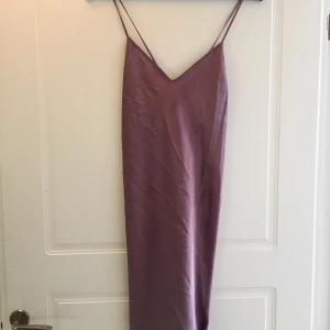 Nattlinne/klänning i lila silke - Fint lila nattlinne/klänning i lila silke med korsad rygg.