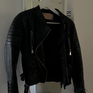 svart skinnjacka - skinnjacka ifrån chiquelle i storlek 38, är vanligtvis en 34/36, satt bra med en hoodie under, alltså lite för stor.☺️ Kontakta för fler bilder och pris kan diskuteras. Ord pris 700kr