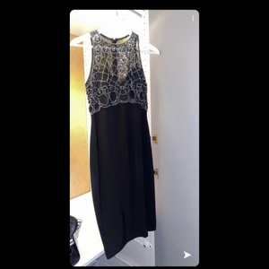 CACHET Fabcy dress Size 6/ storlek 36/38 - en klänning från CACHET köpt i en klänningshopp i nederländerna enschede för 250 euro alltså 2 500 kronor ungefär och jag har använt denna klänning i 2 tillfällen:  i omklädningsrum i äffaren och på bröllop. Storlek 36/38. Made in USA.