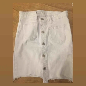  - Denna kjol är extremt fin men den är liten i storleken, det är en M men jag skulle säga att den är mer som en S. Den är väldigt stretchig så den skulle nog passa en M :)   Kjolen är aldrig använd :)