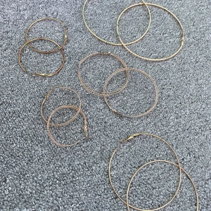 Smycken  - Circel örhänden i olika sotrlekar. Pärl örhängen och ett halsband som passar superfont på svarta tröjor och toppar. 25kr st