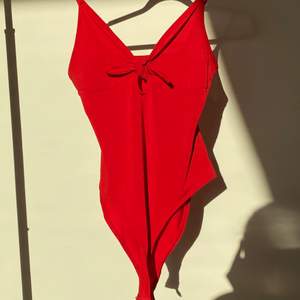 Storlek S, röd, Passar perfekt ihop med ett par jeans eller kjol har används en gång i Paris. 