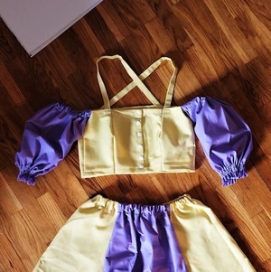 Sommar top - En liten magtop med puffiga ärmar, tryckknappar framtill, och axelband. Aldrig använd pga sydde den en kväll pga så sjukt kul att sy och designa. Men väldigt nöjd med den. 