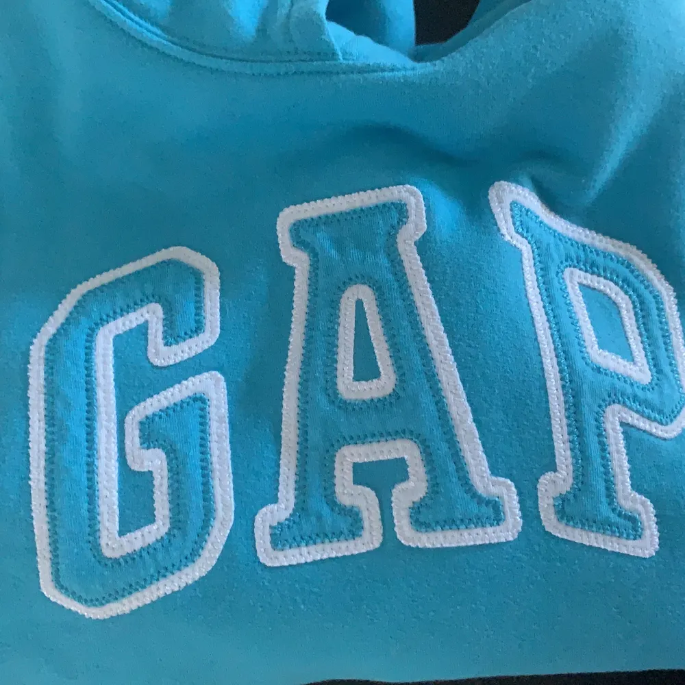 Blå gap hoodie, köpt från gap. Storlek XS och knappt använd.. Hoodies.