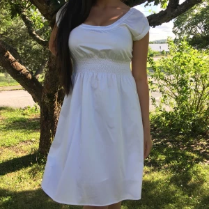 Vit sommarklänning - En helt ny klänning från Sisters, taggen finns kvar. Köpt för 499kr men säljer för 180kr. Storlek 36 men eftersom det är stretchigt tyg vid midjan så passar det säkert en M också! Inte alls genomskinlig.Hör gärna av dig vid frågor! Köparen står för frakt✨