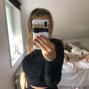 Svart One shoulder tröja - En svart tröja med en arm och den är i gosigt material som är jätte skönt. Köpte den från bohoo och den är i storleken xs. Pislappen är kvar=aldrig använd. 