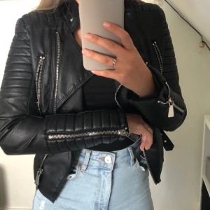 Skinnjacka  - En fin skinnjacka i strl 36 (skulle även kunna passa en 34) ifrån Chiquelle. Använts flitigt men den är i ett väldigt fint skick. Skinnjackan har två fickor och två spännen på vardera sida, även en dragkedja på vardera arm. Frakt ingår i priset!🤍