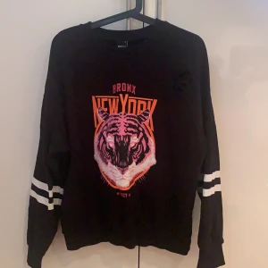 Sweatshirt - Säljer nu min mycket populära sweatshirt från Gina Tricot i svart😁 Använd mycket fåtal gånger! Sitter lite oversize på mig som vanliga fall bär S/M🌟