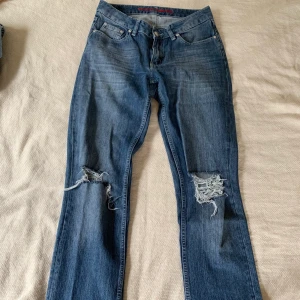 Boomerang-jeans - Väldigt snygga vintagejeans från boomerang. Storlek 27x32, slutar vid fotknölen på mig som är 175 cm, passar alla mellan 25-28 i waist. Midrise till lowrise, bootcut/straight modell. De PERFEKTA blåa färgen! Kan skicka bilder på hur de sitter på i chatt😁