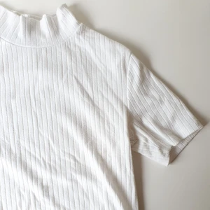 Ribbad t-shirt - Ribbad t-shirt med polo. Fint skick:)