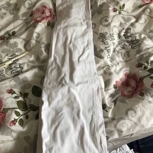 Vita vida jeans  - Påminner om monkis modell men är från hm. Jätte fin figur får man i dessa! Väldigt stretchiga material, normal längd och inget slitage. Storlek 34 men lite större i midjan och i stretchiga material så kan lätt passa en s 