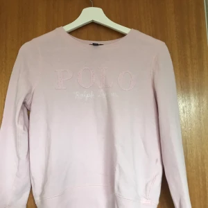 Ralph Lauren sweatshirt  - Jättefin bby rosa sweatshirt från Ralph Lauren. I barn storlek xl (16 år) passar lika bra på en xs. Knappt använd så väldigt fint skick 