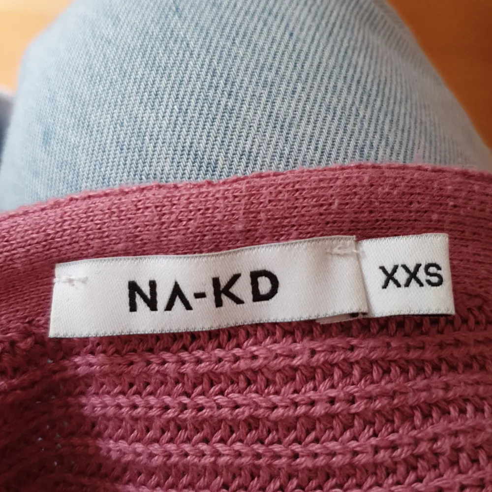 Använd men hel och fin:) stickad tröja från na-kd. Står XXS men passar verkligen XS & S med!. Stickat.