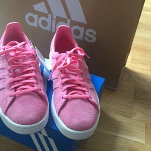 Adidas mocca skor - Adidas skor i mocca, jättefint skick och knappt använda