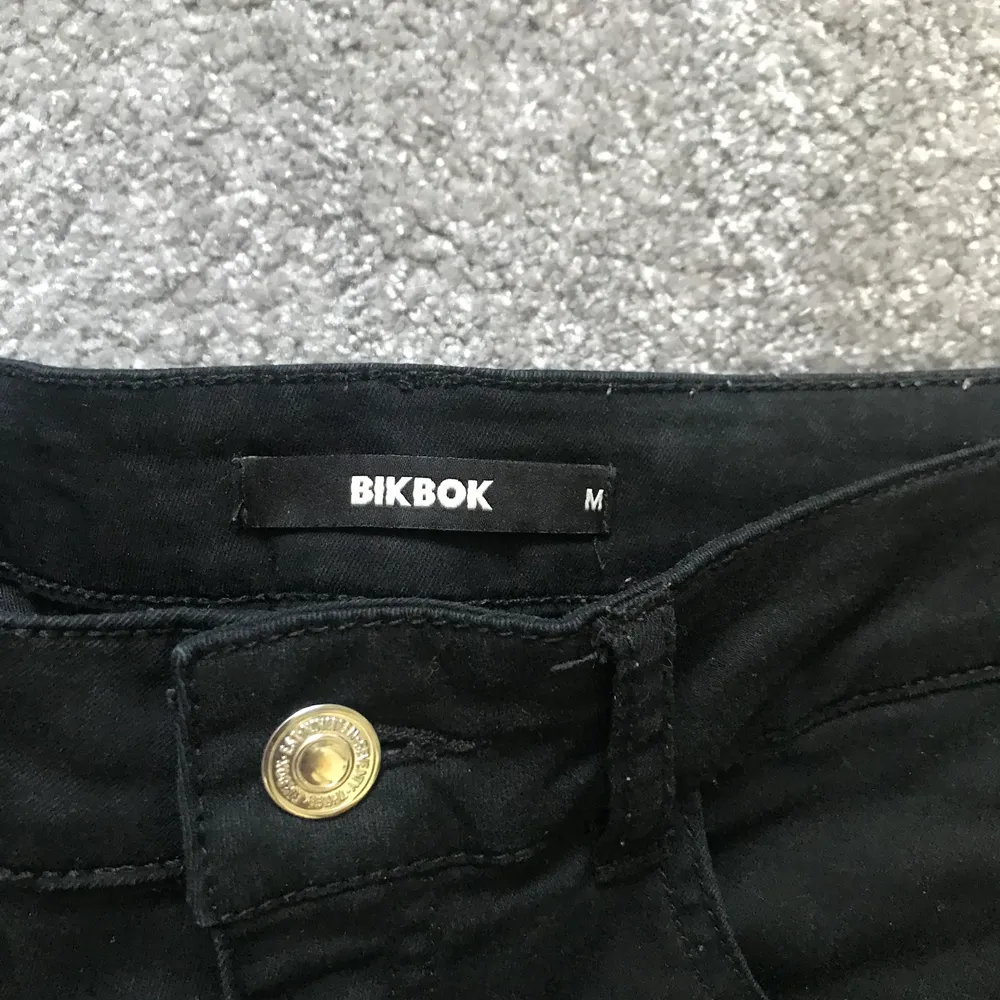 Svarta jeans ifrån bikbok storlek m 200kr +frakt. Jeans & Byxor.