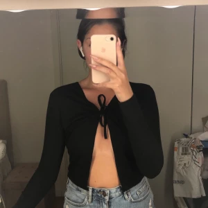 Knyttopp - Funderar på att sälja min kofta från prettylittlething, storlek 8. Endast använd en gång.