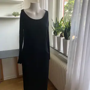 Skön svart klänning från märket Rules by Mary i storlek S. Använd endast en gång.