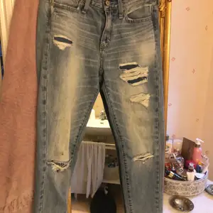 Somriga jeans med perfekta slitningar , supersköna 
