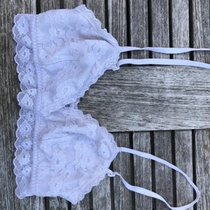 Vit spets BH storlek 34  - Säljer min oanvända spets BH då jag har för många så denna aldrig kmr till användning :(( Den är sjukt fin på och speciellt nu i sommar när man blivit lite brun! 💖 Den är storlek 34 o passar XS. B/A kupa skulle jag säga!