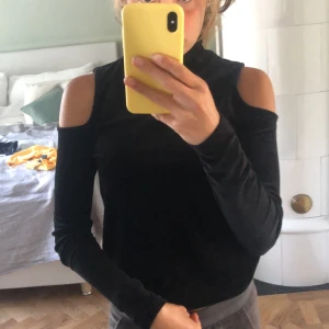 Fest topp - En svart velour topp med hög hals och bara axlar, väldigt klädsam 