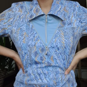 Skjorta - någon retro skjorta/tshirt. coolt print, mycket bra skick. drqgkedjor går att öppna och stänga! köparen står för frakten!;)