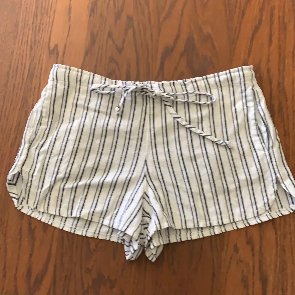 Super snygga shorts från brandy Melville kan tyvärr ej har just på grund av att de är försmå är försmå.Köparen står för frakt. Shorts.