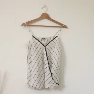 Silkestop Twist&Tango - Fin oanvänd top från twist and tango i 34% silke. Kan vara djupt urringad eller v-ringad. Frakt tillkommer