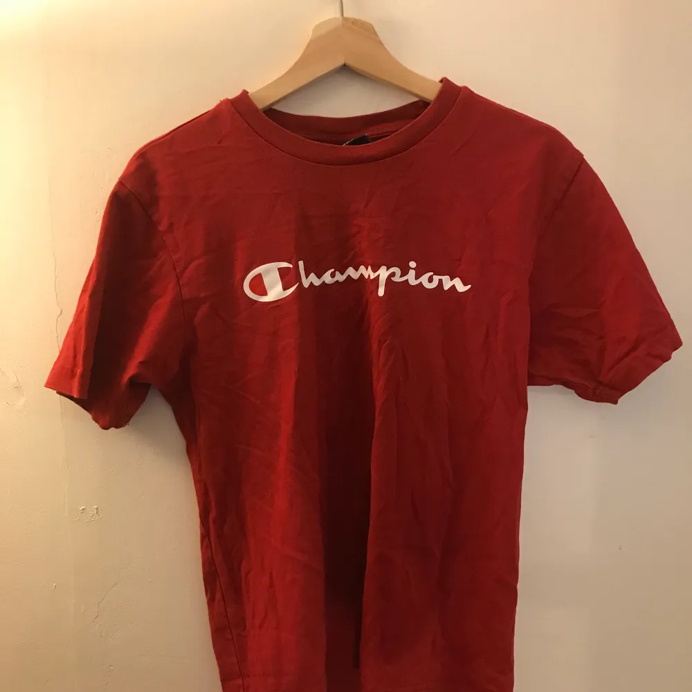 Jättefin röd Champion t-shirt i storlek small :) Skriv om du vill ha fler bilder, köparen betalar frakt eller så kan jag mötas upp i Stockholm.. T-shirts.