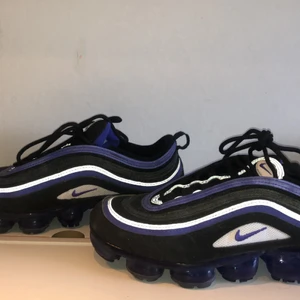Nike air varpornas 97 (GS) - Använt fåtal gånger storlek 40 men jag tycker den sitter som en 38, köpt på stadium goods i new york för 200 dollar 