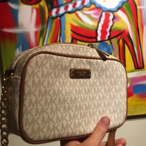 Michael kors väska  - Säljer min Michael kors väska pga den tyvärr inte kommer till användning! Otroligt fint skick, använd runt 4-6 gånger! Nypris 1950kr