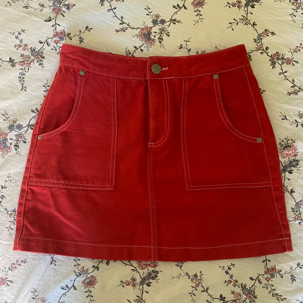 Detta är en röd denim kjol från BDG Urban outfitters. Kjolen har används någon gång, men är i stort sätt oanvänd, då den är för liten på mig. Färgen på kjolen visas på andra bilden. Nypris ca 700kr. Priset på kjolen är 250+50kr för standard frakt😊. Kjolar.