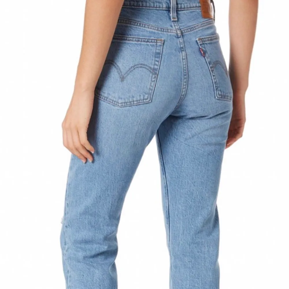 Snygga Levi’s Wedgie jeans som sitter som en smäck! Är i strl w24 men kan alternativt passa w23 (beror på hur man vill ha de!). Knappt använda 😇 💓. Jeans & Byxor.