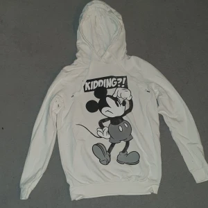 Vit tunn musse pigg hoodie - Vit tunn musse pigg hoodie mer som en vanlig långärmad och inte som en hoodie i tjockleken. Köparen betalar frakt 66kr :)