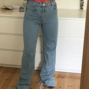 Zara jeans - Lite fler bilder på Zara jeansen. Dom är väldigt långa men går självklart att klippa av om man vill😍 jag har egentligen storlek 38 så de sitter lite tight på mig