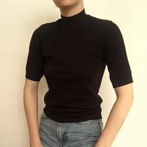 En svart kortärmad tröja med halvpolo. Jättefin, skön och sitter bra på kroppen! Frakt 20kr ☺️
