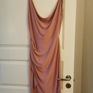 Klänning  - Storlek s. Öppen på ena sidan av låret.