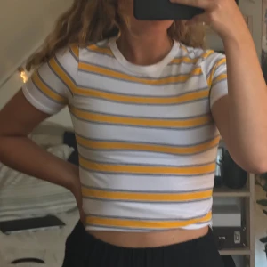 randig t-shirt✨ - söt t-shirt från hm strl xxs men stretchig! 25kr + frakt eller mötes upp i Lund/sandby.